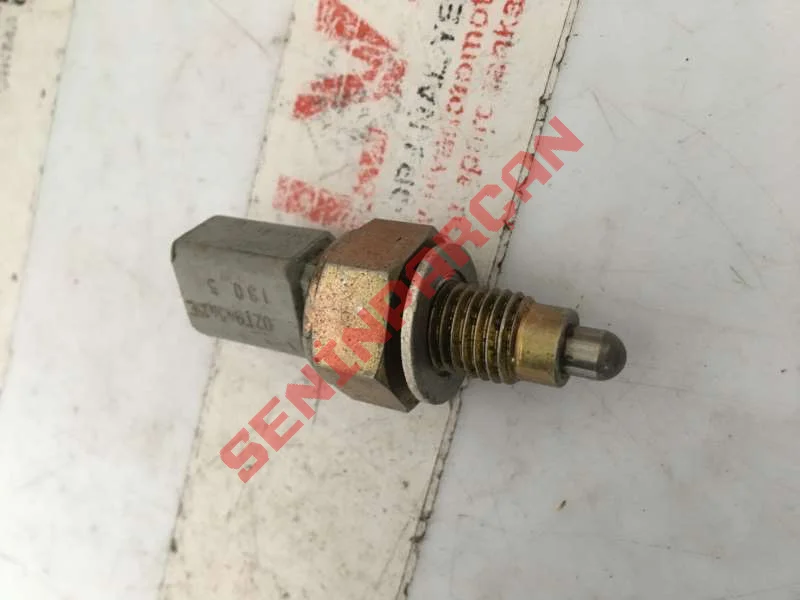 02T945415E - GERİ VİTES LAMBASININ ŞALTERİ